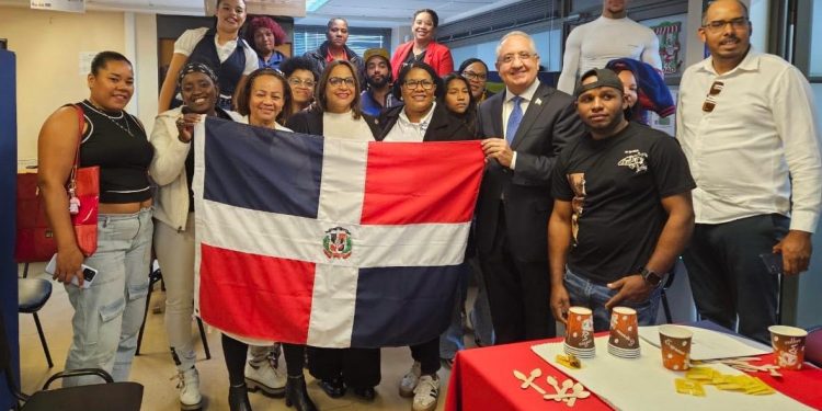Funcionarios de la Embajada del país en Chile se reúnen con la comunidad dominicana 