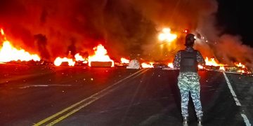 Con neumáticos incendiados paralizan autovía del Nordeste en demanda de obras