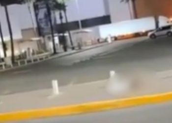 Hallan restos humanos frente a plaza de México