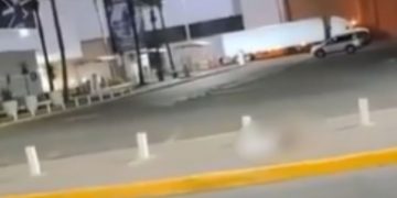 Hallan restos humanos frente a plaza de México