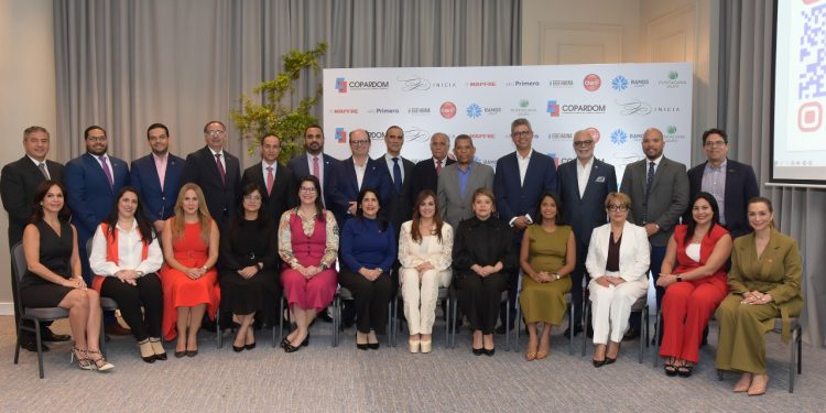 Copardom presenta nueva directiva y reconoce ex ministro de Trabajo y dos directivos