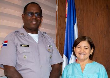 Director Regional de la Policía visita a la gobernadora de Peravia para coordinar temas de seguridad