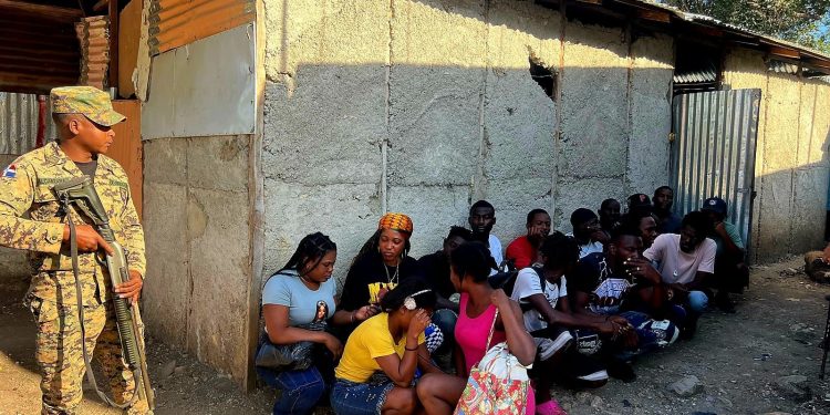 Descubren inmigrantes indocumentados escondidos en una vivienda utilizada como refugio en Elías Piña