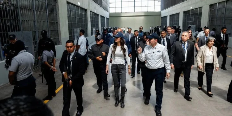 La secretaria de Seguridad de EE.UU. recorre la cárcel de El Salvador con los migrantes detenidos
