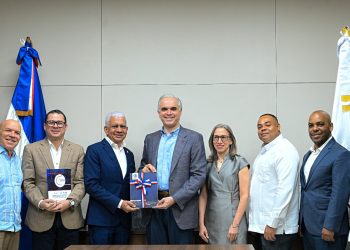 Ricardo de los Santos presenta al ministro de Educación propuestas de transformación educativa y actualización tecnológica para docentes