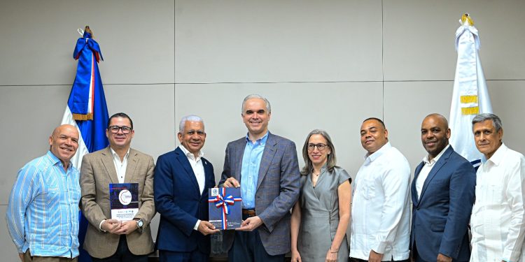 Ricardo de los Santos presenta al ministro de Educación propuestas de transformación educativa y actualización tecnológica para docentes