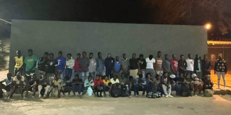 Detienen grupo de 48 inmigrantes indocumentados en un platanal en Valverde