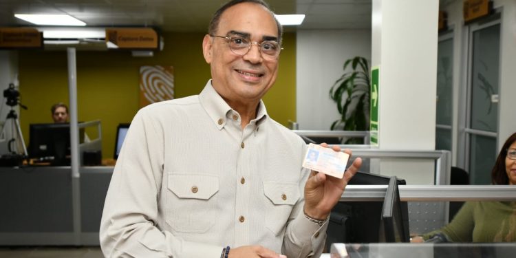 JCE entrega documentos de identidad dominicanos al salsero Gilberto Santa Rosa