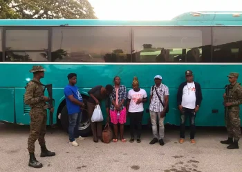 Detienen inmigrantes indocumentados en el maletero de autobús en San Juan