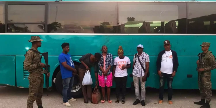 Detienen inmigrantes indocumentados en el maletero de autobús en San Juan