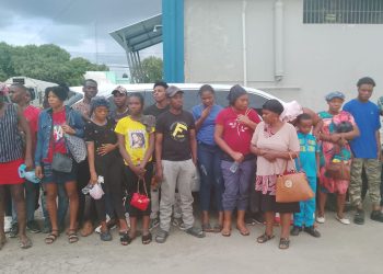 Migración apresa a 36 nacionales haitianos escondidos en dos jeeps cuyos choferes huyeron