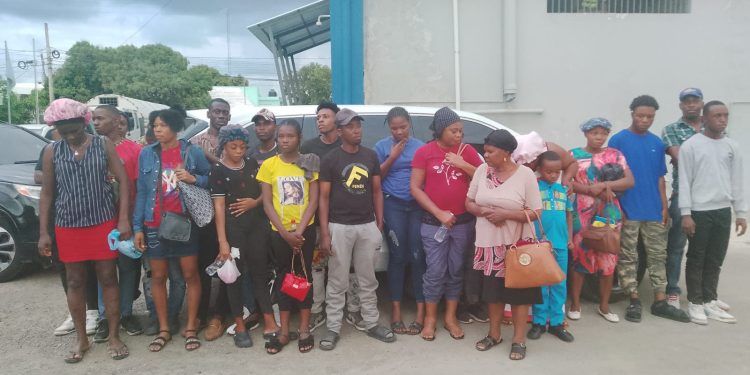 Migración apresa a 36 nacionales haitianos escondidos en dos jeeps cuyos choferes huyeron