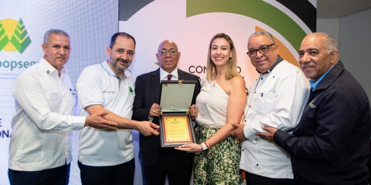 Colombia reconoce el cooperativismo dominicano a través de Yanio Concepción