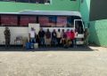 En autobús de transporte público incautan bebidas alcohólicas, cigarrillos de contrabando y detienen indocumentados en Valverde