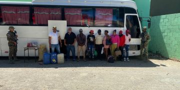 En autobús de transporte público incautan bebidas alcohólicas, cigarrillos de contrabando y detienen indocumentados en Valverde