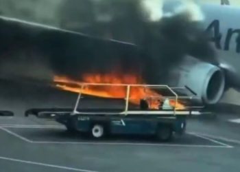 Evacuan avión de American Airlines en el aeropuerto de Denver por un incendio