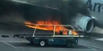 Evacuan avión de American Airlines en el aeropuerto de Denver por un incendio