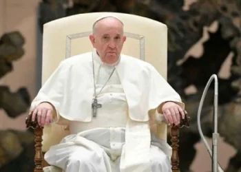 A un mes de su hospitalización, el papa Francisco muestra signos de mejoría