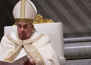Papa Francisco pasó una noche tranquila y se despertó poco