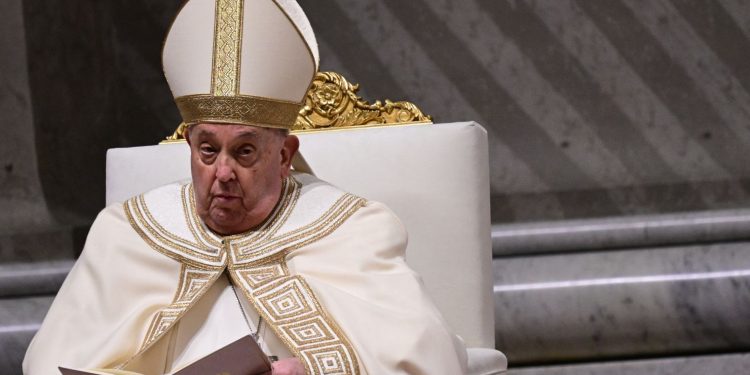 Papa Francisco pasó una noche tranquila y se despertó poco