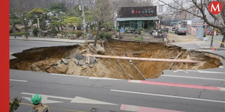 Motociclista muere tras caer en enorme socavón en Seúl