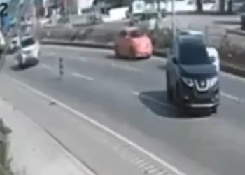 Niño cruza autopista Duarte de Santiago; se salva de ser atropellado