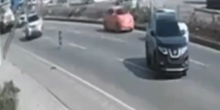 Niño cruza autopista Duarte de Santiago; se salva de ser atropellado