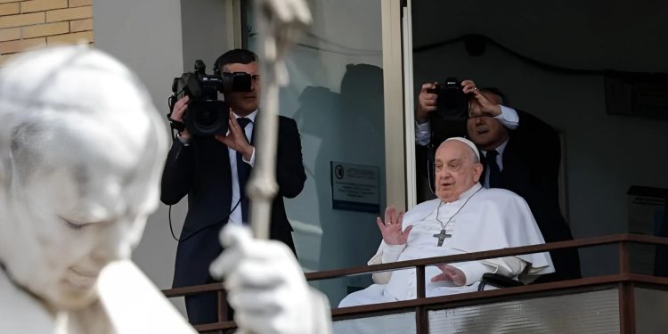 El papa Francisco abandona el hospital luego de haber pasado 38 días hospitalizado