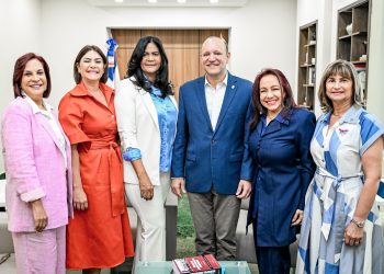 Elianta Quintero es reconocida por la Alcaldía de Santiago