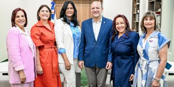 Elianta Quintero es reconocida por la Alcaldía de Santiago