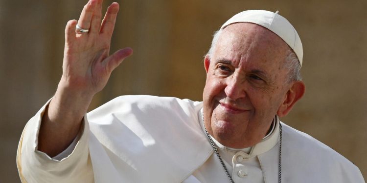 El papa delega en cardenales para ritos de Semana Santa y escribe el texto del Vía Crucis