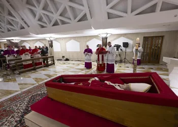 El Vaticano publicó las primeras imágenes del papa Francisco en su féretro