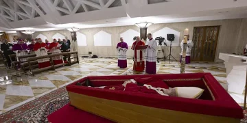 El Vaticano publicó las primeras imágenes del papa Francisco en su féretro