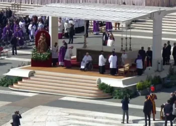 El papa Francisco reaparece ante fieles este domingo luego de su internamiento