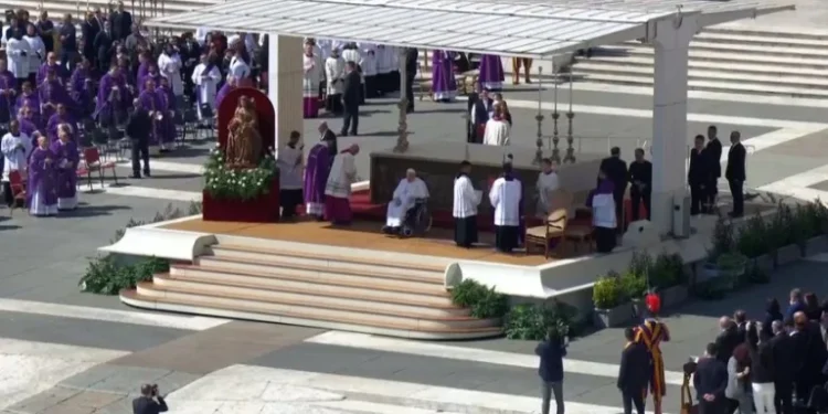 El papa Francisco reaparece ante fieles este domingo luego de su internamiento