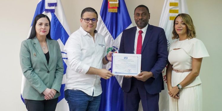 INDOCAL entrega la Primera Certificación de Gestor Energético al Ministerio de Energía y Minas