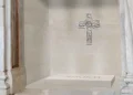 La tumba de Francisco estará en el suelo y en ella se reproducirá su crucifijo pectoral