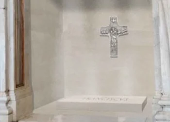 La tumba de Francisco estará en el suelo y en ella se reproducirá su crucifijo pectoral