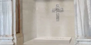 La tumba de Francisco estará en el suelo y en ella se reproducirá su crucifijo pectoral