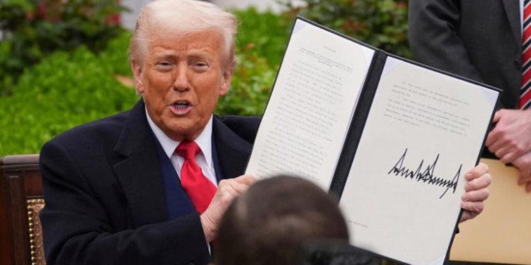 El mundo reacciona con cautela a los aranceles "recíprocos" de EEUU contra decenas de países