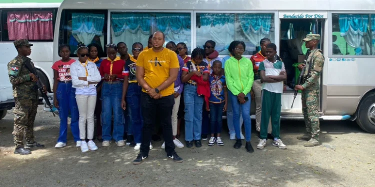 Arrestan chofer de autobús con 16 haitianos indocumentados en Santiago Rodríguez