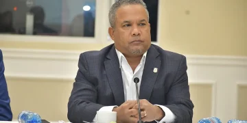 Senador Héctor Acosta exhorta a funcionarios a llevar soluciones concretas a la provincia Monseñor Nouel
