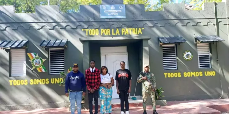 Detienen a tres haitianos con documentos falsificados en San Juan