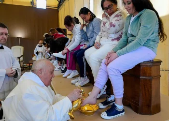 El papa visita una cárcel romana por Jueves Santo durante su convalecencia