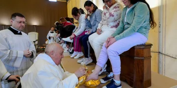 El papa visita una cárcel romana por Jueves Santo durante su convalecencia