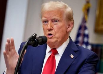 Trump asegura que no dará marcha atrás con los aranceles, a los que llama una “medicina”