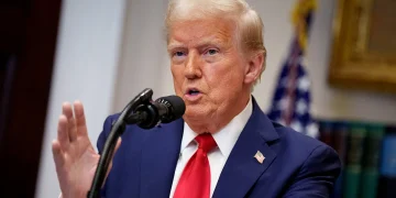 Trump asegura que no dará marcha atrás con los aranceles, a los que llama una “medicina”