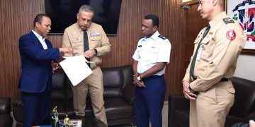 Milton Morrison entrega a director de Migración listado de paradas de motoconcho donde operan extranjeros de manera irregular