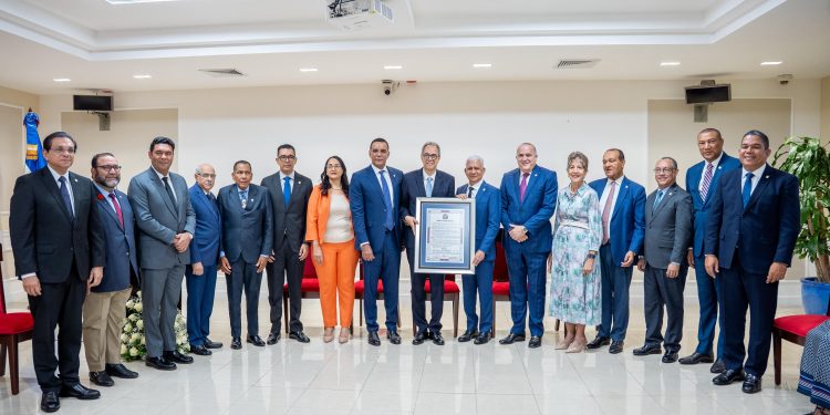 Senado reconoce trayectoria del poeta y escritor José Mármol