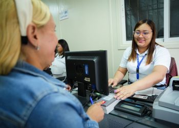 Cientos de personas asisten a operativo móvil "Pasaporte en Ruta" en San Juan